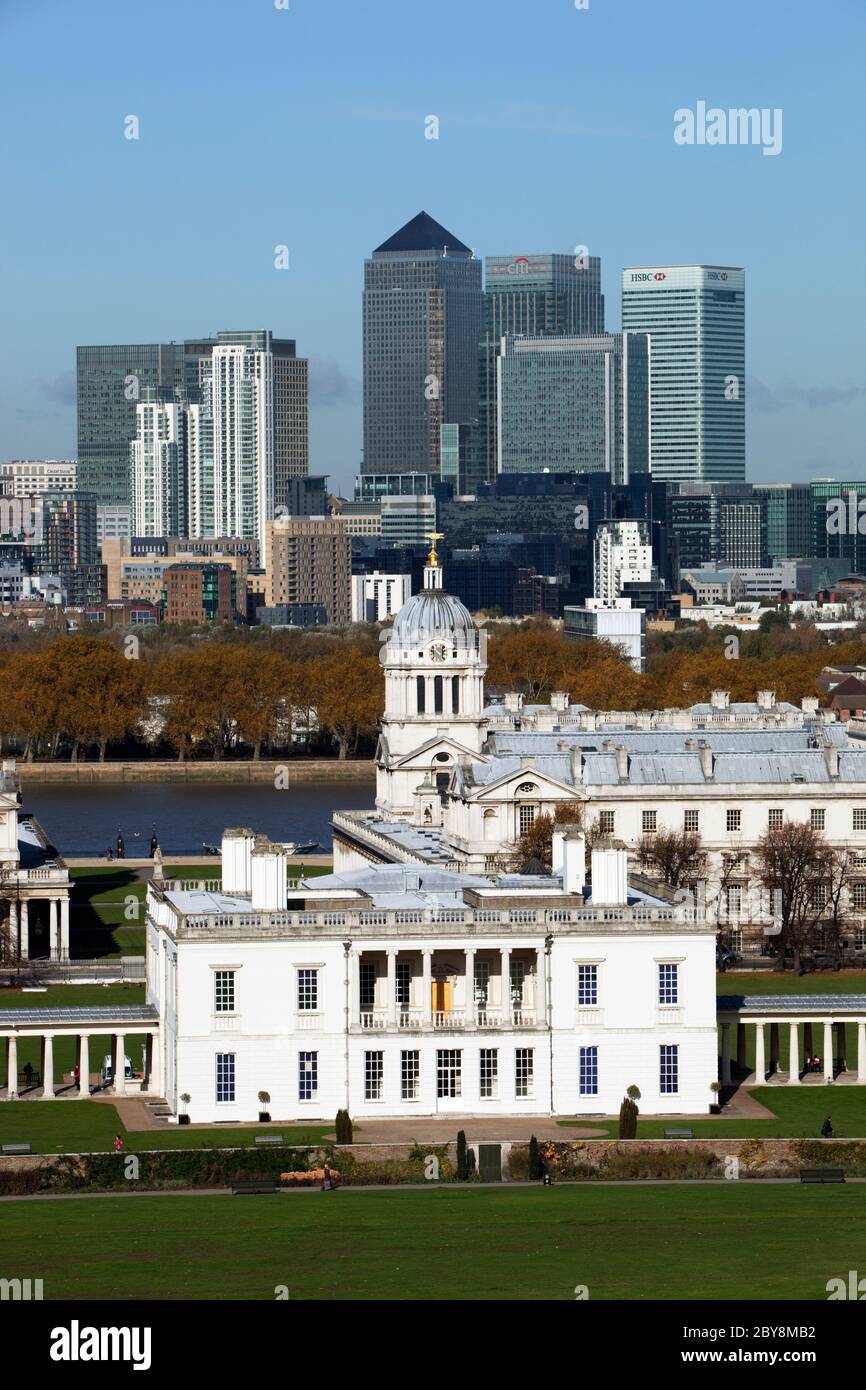 England - London - Greenwich - Blick vom Greenwich Park im Herbst auf das Royal Naval College, das Queen`s House und die Türme von Canary Wharf Stockfoto